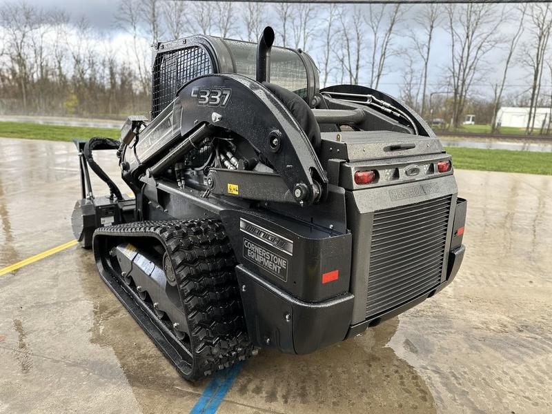 COMFORT A PRIORITY The Comfort Deluxe Cab offers up to 25 . Excellent stability and weight distribution maximize performance and safety. All-round visibility ensures high maneuverability and faster work cycles. The Comfort Deluxe Cab features excellent ergonomics and best-in-class comfort. The new color display features an integrated reversing camera. Wheels or tracks 