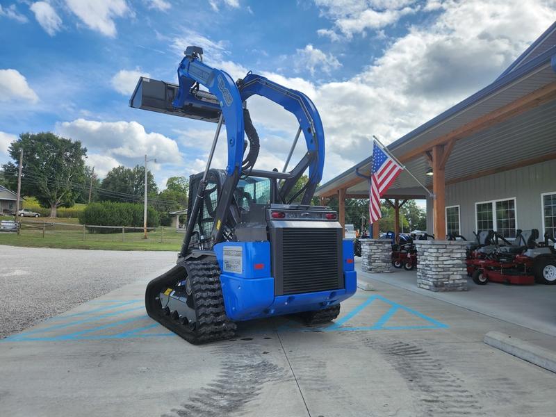 COMFORT A PRIORITY The Comfort Deluxe Cab offers up to 25 . Excellent stability and weight distribution maximize performance and safety. All-round visibility ensures high maneuverability and faster work cycles. The Comfort Deluxe Cab features excellent ergonomics and best-in-class comfort. The new color display features an integrated reversing camera. Wheels or tracks 