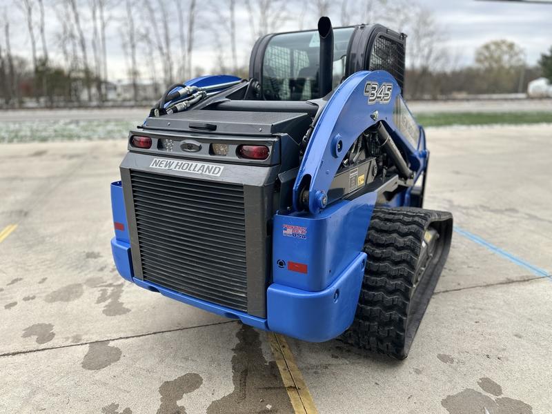 COMFORT A PRIORITY The Comfort Deluxe Cab offers up to 25 . Excellent stability and weight distribution maximize performance and safety. All-round visibility ensures high maneuverability and faster work cycles. The Comfort Deluxe Cab features excellent ergonomics and best-in-class comfort. The new color display features an integrated reversing camera. Wheels or tracks 