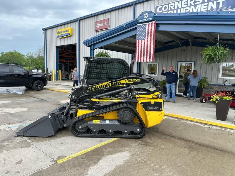 COMFORT A PRIORITY The Comfort Deluxe Cab offers up to 25 . Excellent stability and weight distribution maximize performance and safety. All-round visibility ensures high maneuverability and faster work cycles. The Comfort Deluxe Cab features excellent ergonomics and best-in-class comfort. The new color display features an integrated reversing camera. Wheels or tracks 