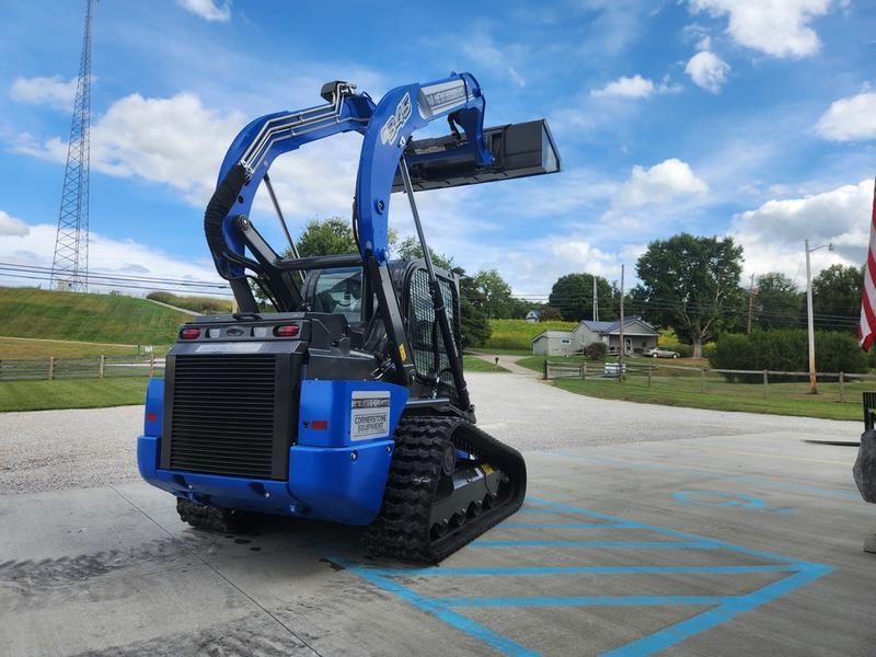 COMFORT A PRIORITY The Comfort Deluxe Cab offers up to 25 . Excellent stability and weight distribution maximize performance and safety. All-round visibility ensures high maneuverability and faster work cycles. The Comfort Deluxe Cab features excellent ergonomics and best-in-class comfort. The new color display features an integrated reversing camera. Wheels or tracks 