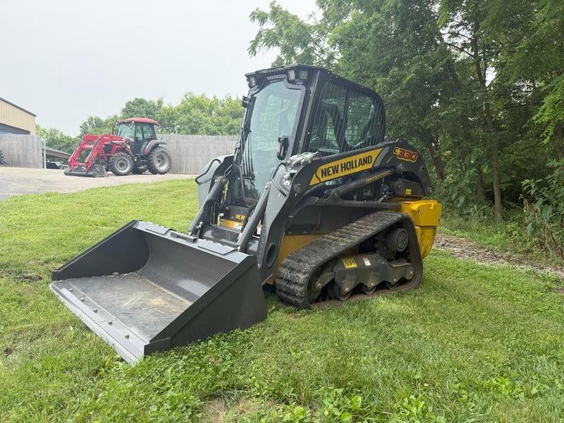 COMFORT A PRIORITY The Comfort Deluxe Cab offers up to 25 . Excellent stability and weight distribution maximize performance and safety. All-round visibility ensures high maneuverability and faster work cycles. The Comfort Deluxe Cab features excellent ergonomics and best-in-class comfort. The new color display features an integrated reversing camera. Wheels or tracks 