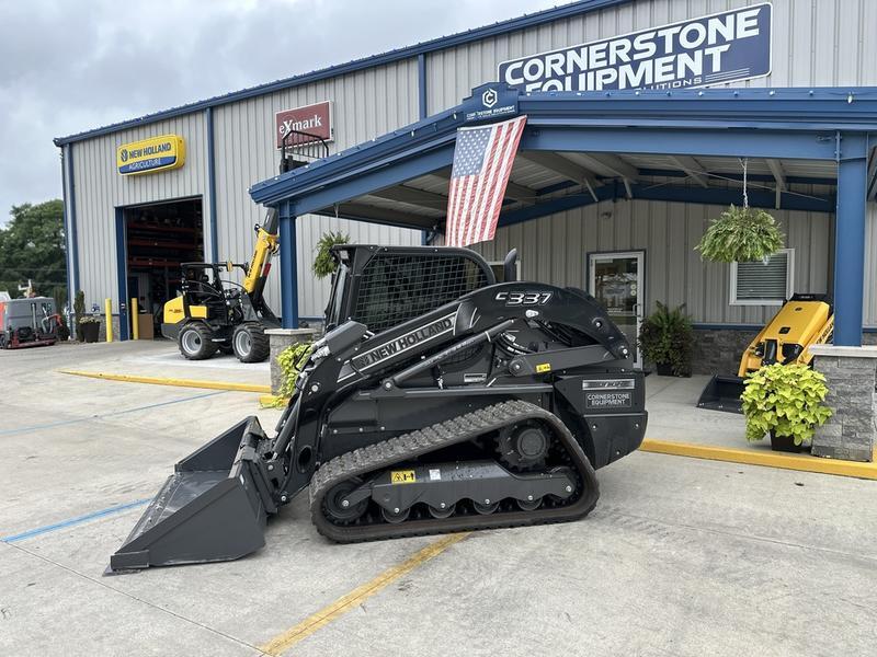 COMFORT A PRIORITY The Comfort Deluxe Cab offers up to 25 . Excellent stability and weight distribution maximize performance and safety. All-round visibility ensures high maneuverability and faster work cycles. The Comfort Deluxe Cab features excellent ergonomics and best-in-class comfort. The new color display features an integrated reversing camera. Wheels or tracks 