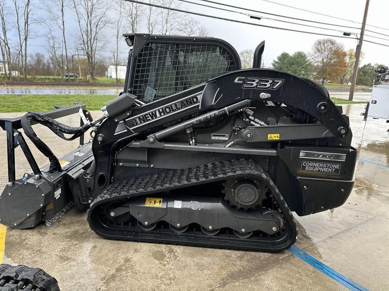 COMFORT A PRIORITY The Comfort Deluxe Cab offers up to 25 . Excellent stability and weight distribution maximize performance and safety. All-round visibility ensures high maneuverability and faster work cycles. The Comfort Deluxe Cab features excellent ergonomics and best-in-class comfort. The new color display features an integrated reversing camera. Wheels or tracks 