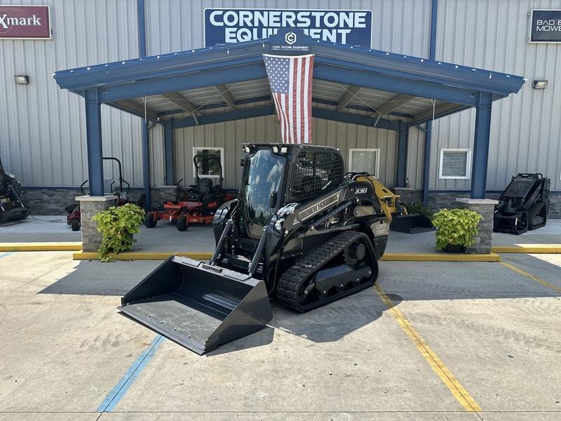 COMFORT A PRIORITY The Comfort Deluxe Cab offers up to 25 . Excellent stability and weight distribution maximize performance and safety. All-round visibility ensures high maneuverability and faster work cycles. The Comfort Deluxe Cab features excellent ergonomics and best-in-class comfort. The new color display features an integrated reversing camera. Wheels or tracks 