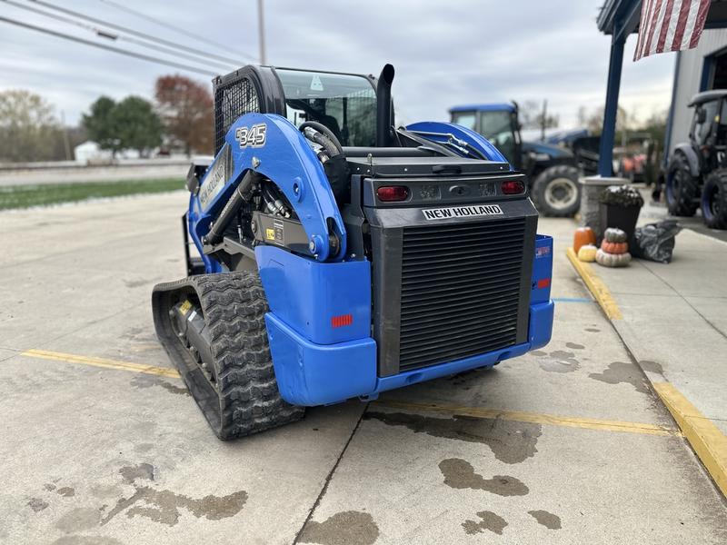 COMFORT A PRIORITY The Comfort Deluxe Cab offers up to 25 . Excellent stability and weight distribution maximize performance and safety. All-round visibility ensures high maneuverability and faster work cycles. The Comfort Deluxe Cab features excellent ergonomics and best-in-class comfort. The new color display features an integrated reversing camera. Wheels or tracks 