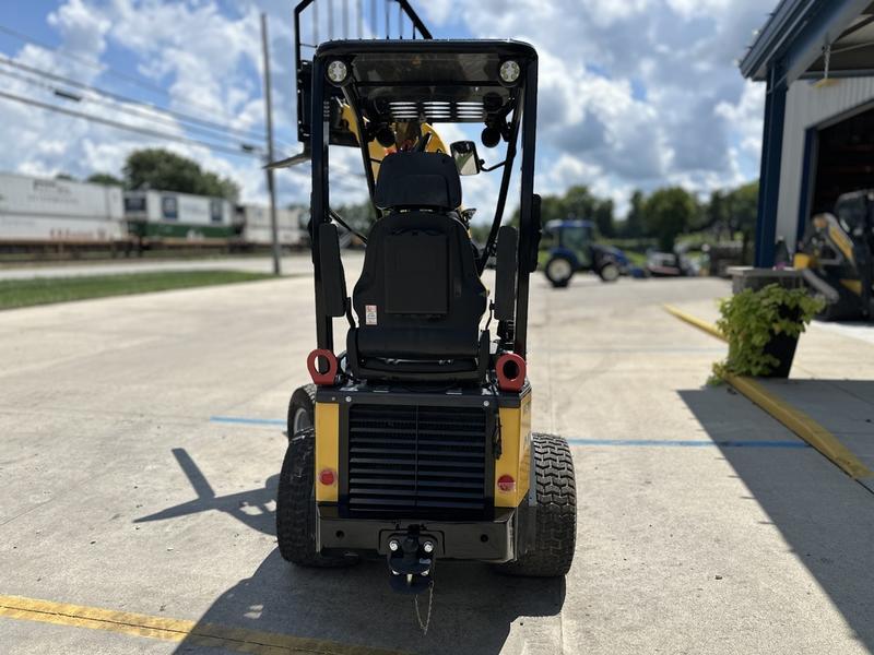 it ideal for landscaping adds a telescopic arm with 111-inch lift height and tipping loads up to 1 