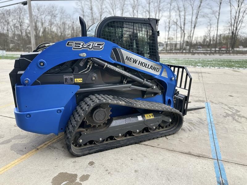 COMFORT A PRIORITY The Comfort Deluxe Cab offers up to 25 . Excellent stability and weight distribution maximize performance and safety. All-round visibility ensures high maneuverability and faster work cycles. The Comfort Deluxe Cab features excellent ergonomics and best-in-class comfort. The new color display features an integrated reversing camera. Wheels or tracks 