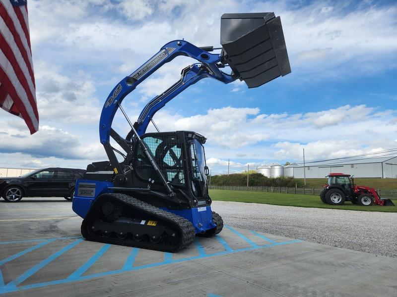 COMFORT A PRIORITY The Comfort Deluxe Cab offers up to 25 . Excellent stability and weight distribution maximize performance and safety. All-round visibility ensures high maneuverability and faster work cycles. The Comfort Deluxe Cab features excellent ergonomics and best-in-class comfort. The new color display features an integrated reversing camera. Wheels or tracks 