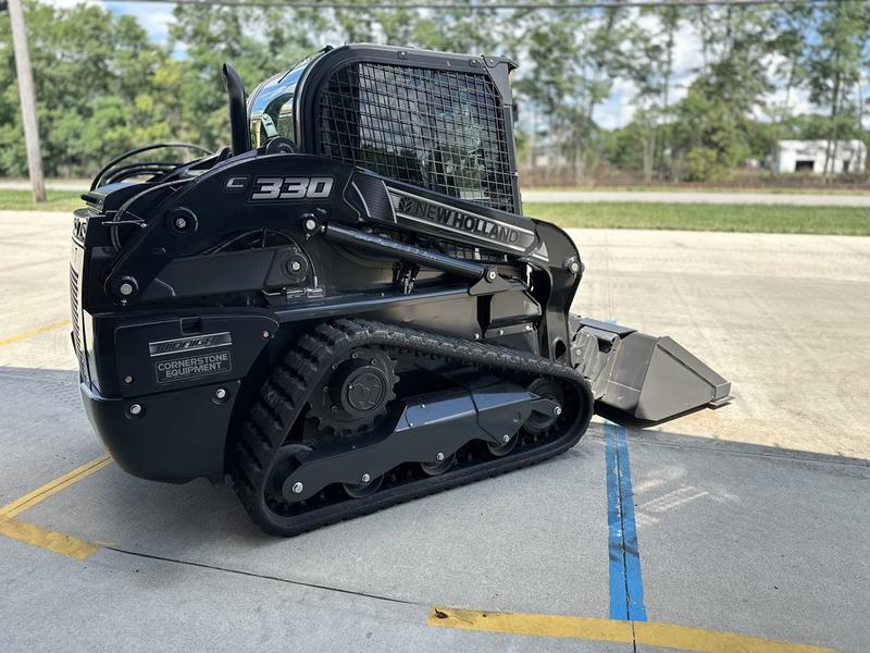 COMFORT A PRIORITY The Comfort Deluxe Cab offers up to 25 . Excellent stability and weight distribution maximize performance and safety. All-round visibility ensures high maneuverability and faster work cycles. The Comfort Deluxe Cab features excellent ergonomics and best-in-class comfort. The new color display features an integrated reversing camera. Wheels or tracks 