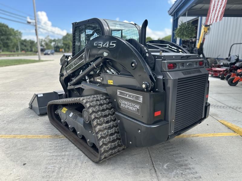 COMFORT A PRIORITY The Comfort Deluxe Cab offers up to 25 . Excellent stability and weight distribution maximize performance and safety. All-round visibility ensures high maneuverability and faster work cycles. The Comfort Deluxe Cab features excellent ergonomics and best-in-class comfort. The new color display features an integrated reversing camera. Wheels or tracks 