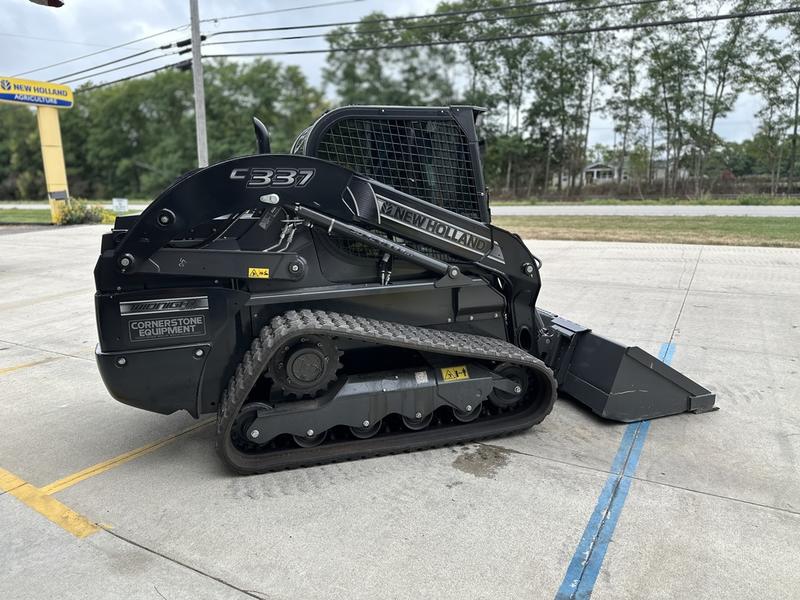 COMFORT A PRIORITY The Comfort Deluxe Cab offers up to 25 . Excellent stability and weight distribution maximize performance and safety. All-round visibility ensures high maneuverability and faster work cycles. The Comfort Deluxe Cab features excellent ergonomics and best-in-class comfort. The new color display features an integrated reversing camera. Wheels or tracks 