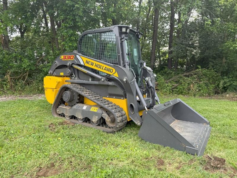 COMFORT A PRIORITY The Comfort Deluxe Cab offers up to 25 . Excellent stability and weight distribution maximize performance and safety. All-round visibility ensures high maneuverability and faster work cycles. The Comfort Deluxe Cab features excellent ergonomics and best-in-class comfort. The new color display features an integrated reversing camera. Wheels or tracks 