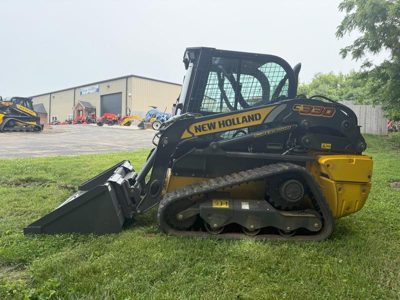 COMFORT A PRIORITY The Comfort Deluxe Cab offers up to 25 . Excellent stability and weight distribution maximize performance and safety. All-round visibility ensures high maneuverability and faster work cycles. The Comfort Deluxe Cab features excellent ergonomics and best-in-class comfort. The new color display features an integrated reversing camera. Wheels or tracks 