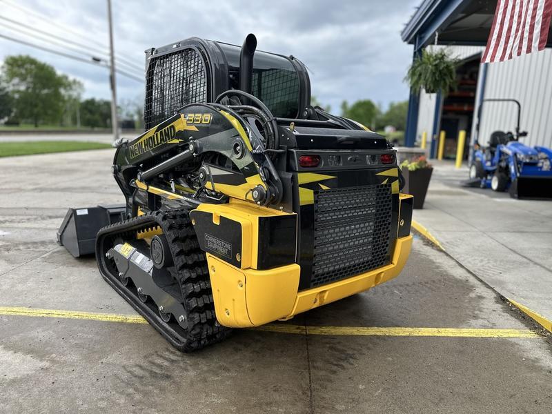 COMFORT A PRIORITY The Comfort Deluxe Cab offers up to 25 . Excellent stability and weight distribution maximize performance and safety. All-round visibility ensures high maneuverability and faster work cycles. The Comfort Deluxe Cab features excellent ergonomics and best-in-class comfort. The new color display features an integrated reversing camera. Wheels or tracks 