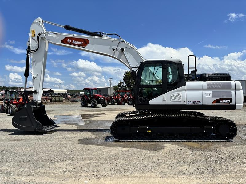 Bobcat E220 BOBCAT EXCAVATOR VIN B77P10015 Engine DOOSAN Horsepower 174 Fuel Type Diesel Status Available Recommendations 2025 Bobcat 